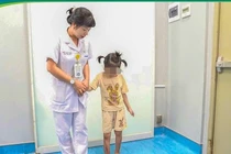 Hành trình hồi sinh bước chân cho bé gái sau 6 năm cha mẹ cõng trên lưng