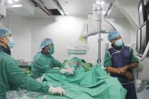 Đặt stent graft cứu người phình động mạch chủ chậu dọa vỡ