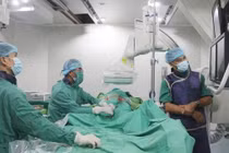 Đặt stent graft cứu người phình động mạch chủ chậu dọa vỡ