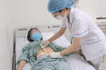 Người phụ nữ từ Nga về việt nam để gắp 14 viên sỏi túi mật