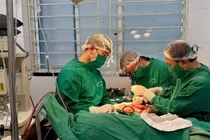 10 tiếng nối thành công nửa bàn tay đứt rời do máy cắt tôn