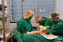 10 tiếng nối thành công nửa bàn tay đứt rời do máy cắt tôn