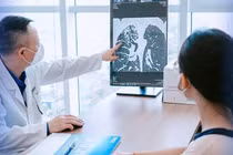 Đau lưng kéo dài, bé gái 15 tuổi phát hiện lao phổi tổn thương mạch máu