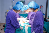 Sỏi khổng lồ chiếm hết lòng bàng quang cô gái 36 tuổi