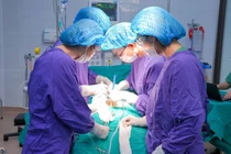 Sỏi khổng lồ chiếm hết lòng bàng quang cô gái 36 tuổi