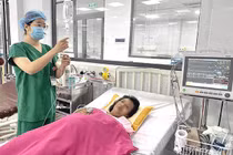 Thai phụ 40 tuổi bị sốt xuất huyết đe dọa tính mạng mẹ con