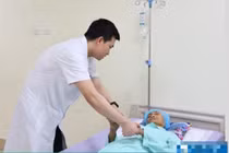 Cụ bà 98 tuổi hồi phục thần kỳ sau phẫu thuật lấy máu tụ não ít xâm lấn