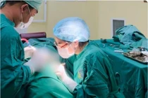 Cứu người đàn ông bị cành cây 6 cm cắm xuyên vào thái dương