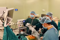 Một đường mổ xử lý đồng thời kén khí ở cả hai phổi
