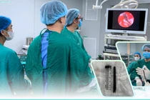 Đũa đâm xuyên từ hốc mắt vào sâu trong xoang bướm