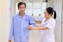 Đau cứng cổ, tê bì hai cánh tay người đàn ông không ngờ u tủy cổ