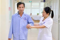 Đau cứng cổ, tê bì hai cánh tay người đàn ông không ngờ u tủy cổ