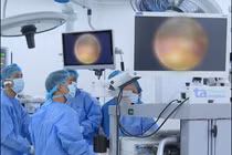 Ăn cơm với trám khi cô lập trong lũ lụt, cụ bà 95 tuổi bị tắc ruột