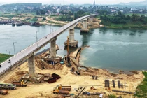 Phú Thọ khẩn trương sửa chữa trụ cầu Sông Lô