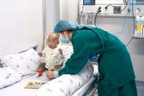 Hồi sinh sự sống cho bé gái mắc suy giảm miễn dịch bẩm sinh thể nặng