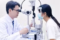 Trẻ thường xuyên chảy nước mắt không ngờ lông mi mọc ngược