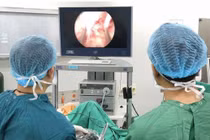 Bóc tách khối u tiền liệt tuyến to gấp 4,5 lần cho cụ ông 94 tuổi