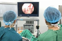 Bóc tách khối u tiền liệt tuyến to gấp 4,5 lần cho cụ ông 94 tuổi