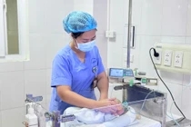 Bụng chướng, trẻ 3 ngày tuổi thủng dạ dày, xoắn trung tràng nguy kịch