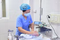 Bụng chướng, trẻ 3 ngày tuổi thủng dạ dày, xoắn trung tràng nguy kịch