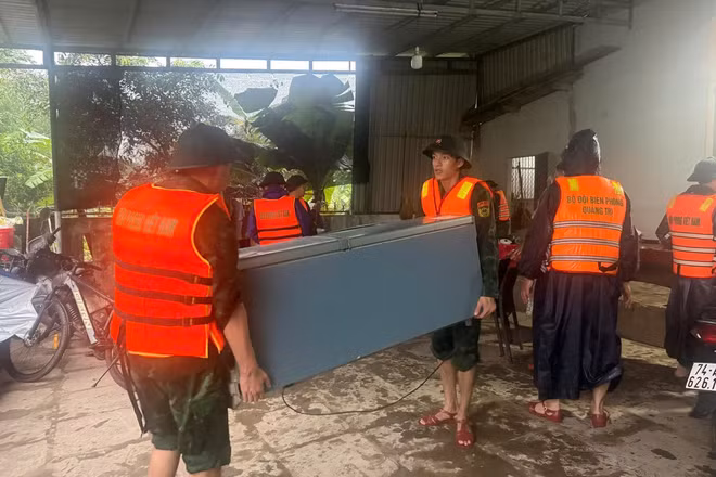 Di dời hàng trăm người dân khỏi vùng nguy cơ sạt lở, ngập lụt ở Quảng Trị