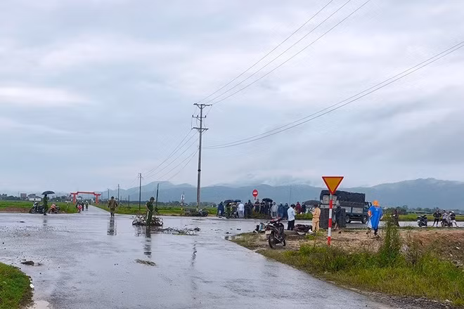 Xe máy va chạm ô tô tải, 3 người thương vong ở Hà Tĩnh