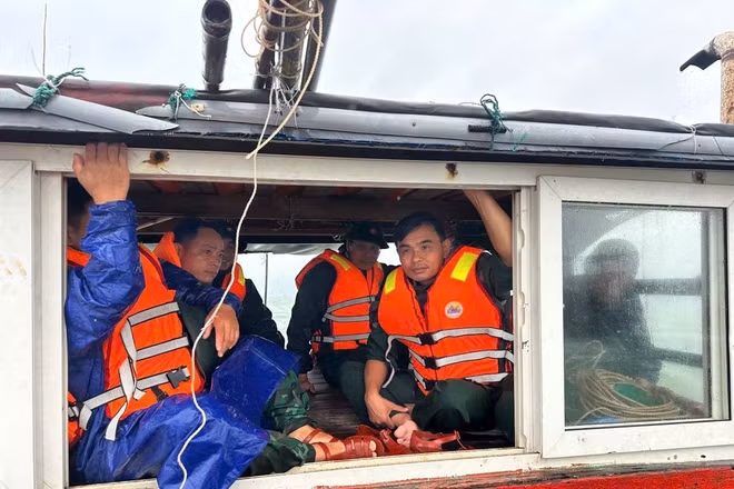 Hà Tĩnh nỗ lực tìm kiếm 2 ngư dân mất tích do chìm tàu