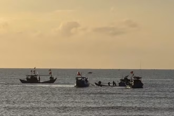Tàu cá gặp nạn trên biển, 4 ngư dân bơi vào bờ an toàn