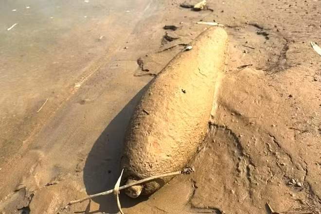 Phát hiện bom “khủng” bên bờ sông ở Quảng Trị