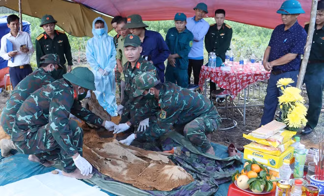 Tìm thấy thi thể liệt sĩ được bọc trong tăng bộ đội ở Huế