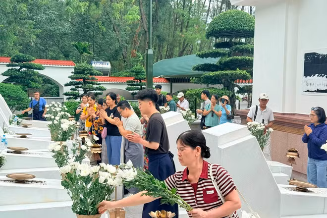 Hàng nghìn du khách tri ân, dâng hương tại Ngã ba Đồng Lộc dịp 2/9