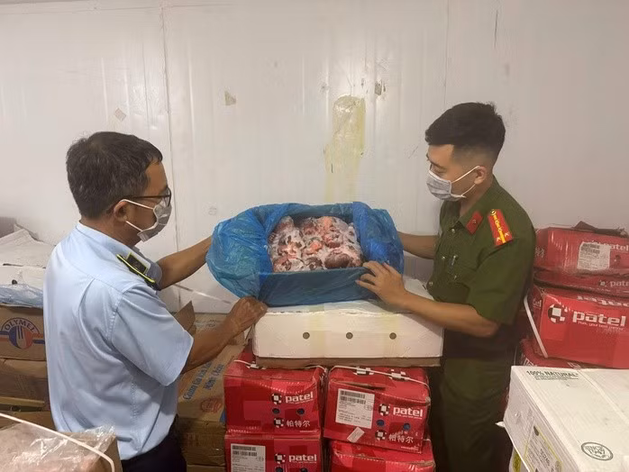 Số lượng ước tính gần 4 tấn thực phẩm gia súc, gia cầm các loại.