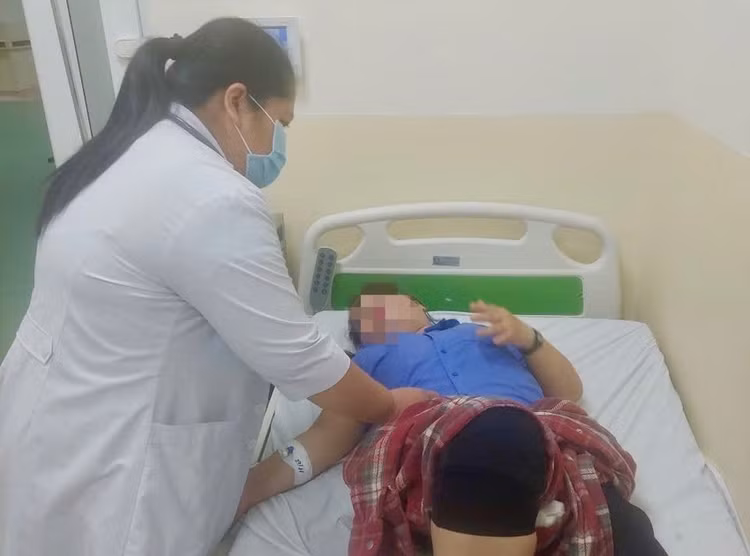 Bệnh nhân nghi ngộ độc thực phẩm đang điều trị tại Bệnh viện Đa khoa khu vực Hóc Môn. Ảnh: BVCC/Nguồn PLO