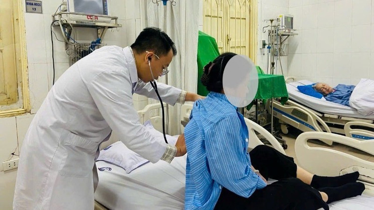 Bác sĩ Bệnh viện Nội tiết Trung ương thăm khám và điều trị cho bệnh nhân. Ảnh nhandan.vn