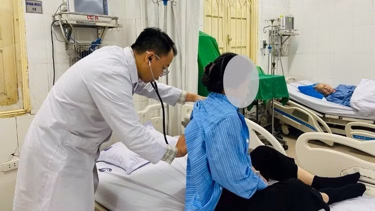 Bác sĩ Bệnh viện Nội tiết Trung ương thăm khám và điều trị cho bệnh nhân. Ảnh nhandan.vn