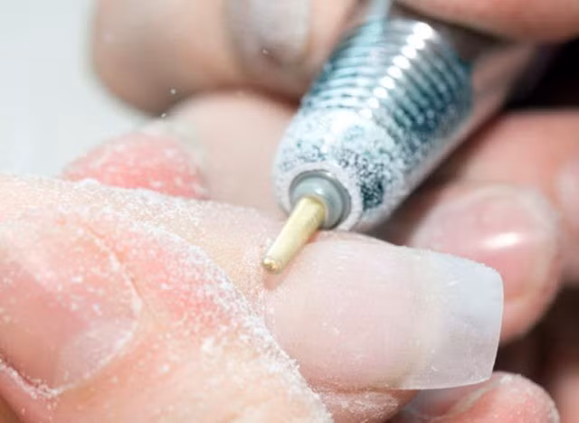 Tác hại của bụi móng tay là nó gây dị ứng, viêm phế quản và hen suyễn.