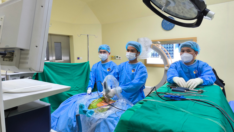 E-kíp thực hiện phẫu thuật. (Ảnh: BVCC)