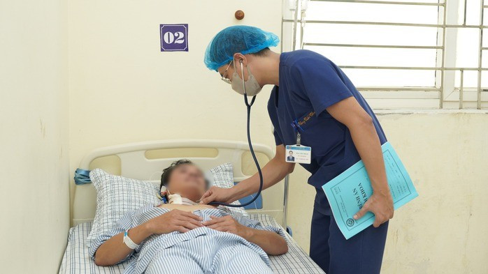 Bệnh nhân bị kiến cắn được bác sĩ theo dõi. Ảnh: Bác sĩ cung cấp