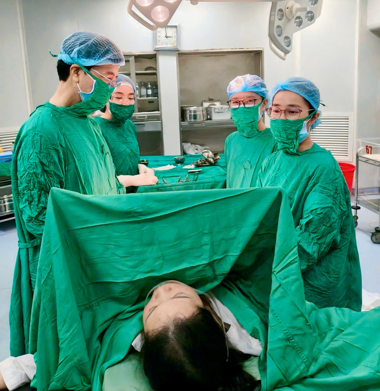 Kíp phẫu thuật đảm bảo an toàn tuyệt đối cho bệnh nhân trong suốt quá trình can thiệp. Ảnh BV