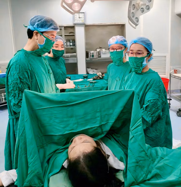 Kíp phẫu thuật đảm bảo an toàn tuyệt đối cho bệnh nhân trong suốt quá trình can thiệp. Ảnh BV