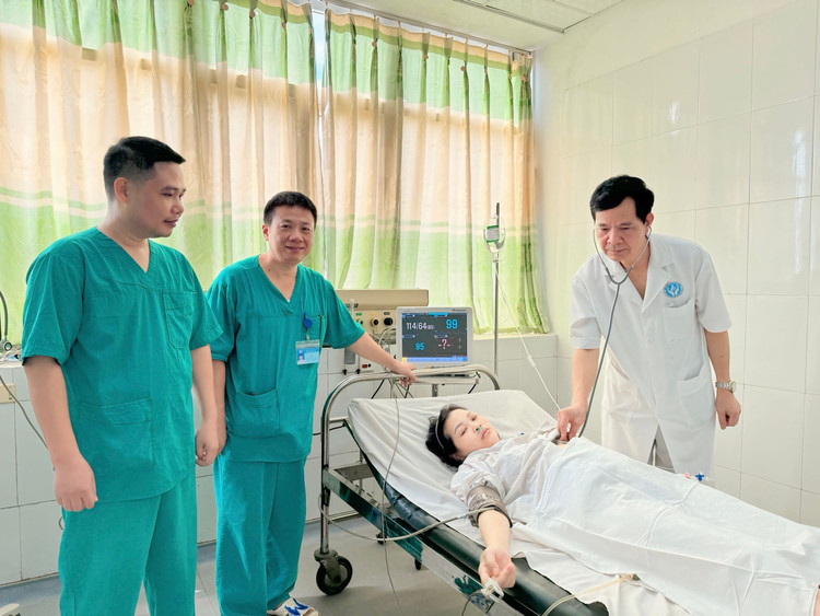 Bệnh nhân Luyến được theo dõi, hồi sức tích cực tại Phòng Hồi sức hậu phẫu của Khoa Phẫu thuật Gây mê hồi sức. Ảnh BV