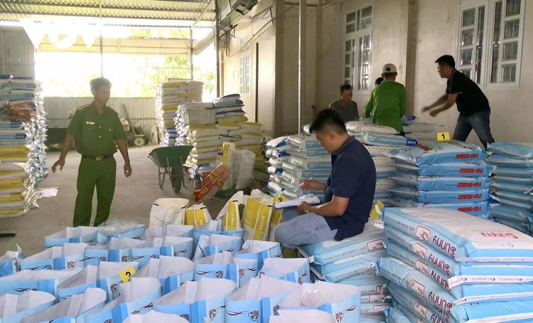 Lực lượng chức năng tỉnh Bạc Liêu kiểm tra, tạm giữ hơn 37 tấn thức ăn tôm giả. Ảnh: Trọng Nguyễn