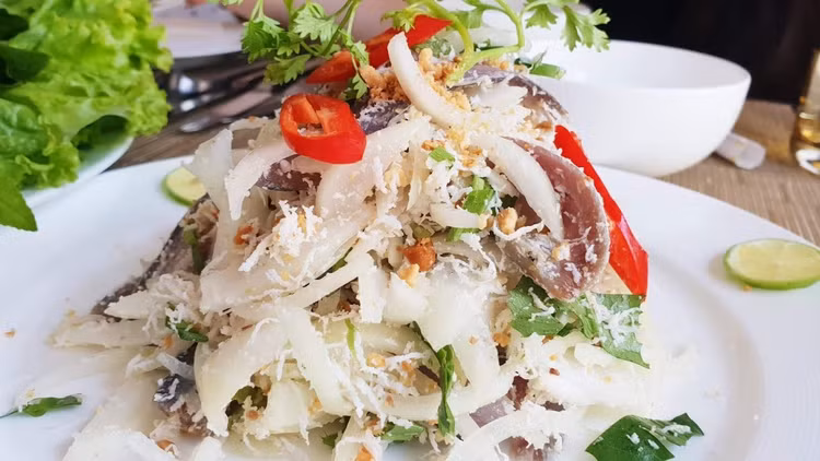 Sán lá gan thường gặp ở người hay ăn gỏi cá sống, rau thủy sinh...Ảnh minh hoạ/Internet