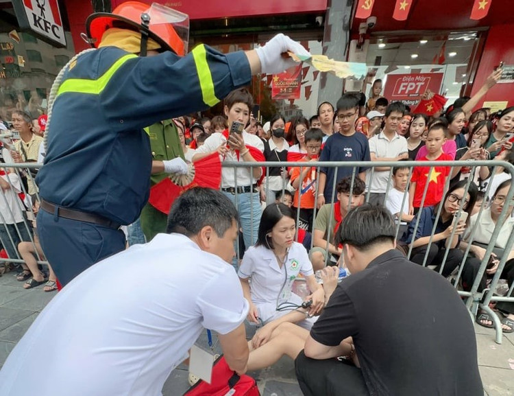 Một trường hợp bị ngất được kíp cấp cứu cơ động sơ cứu tại chỗ/Ảnh CAND