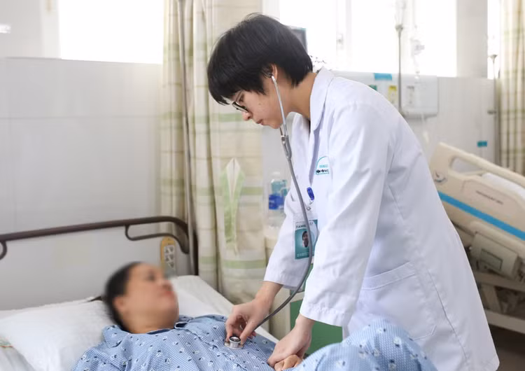 Bác sĩ thăm khám cho bệnh nhân V. sau khi phẫu thuật/Ảnh GD&amp;TĐ.