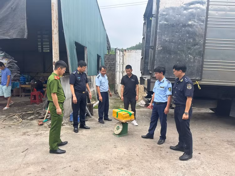 Các lực lượng chức năng tiến hành kiểm đếm hàng hóa - Ảnh Chi Cục QLTT tỉnh Quảng Ninh