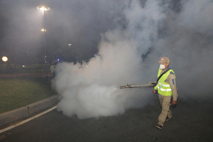 Phun thuốc phòng chống dịch sốt xuất huyết trên địa bàn Thành phố. Ảnh LĐTĐ