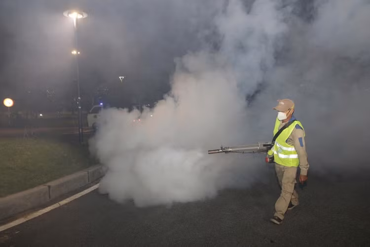 Phun thuốc phòng chống dịch sốt xuất huyết trên địa bàn Thành phố. Ảnh LĐTĐ