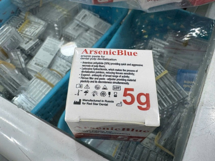 Các hộp Arsenic Blue 5g bị phát hiện. Ảnh CA/nguồn plo.vn