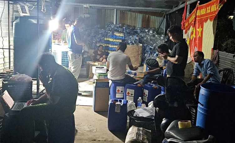 Kho nguyên liệu để sản xuất giấm giả. Ảnh Báo Công an TP HCM